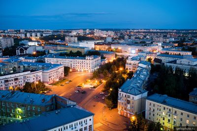 Площадь Пушкина в Кемерово вечером фото