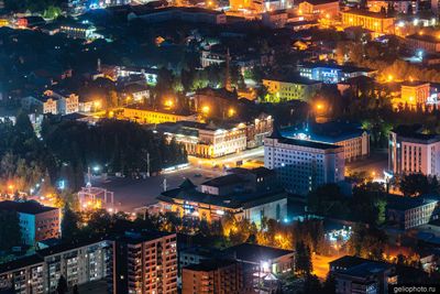 Площадь Ленина в Горно-Алтайске ночью фото