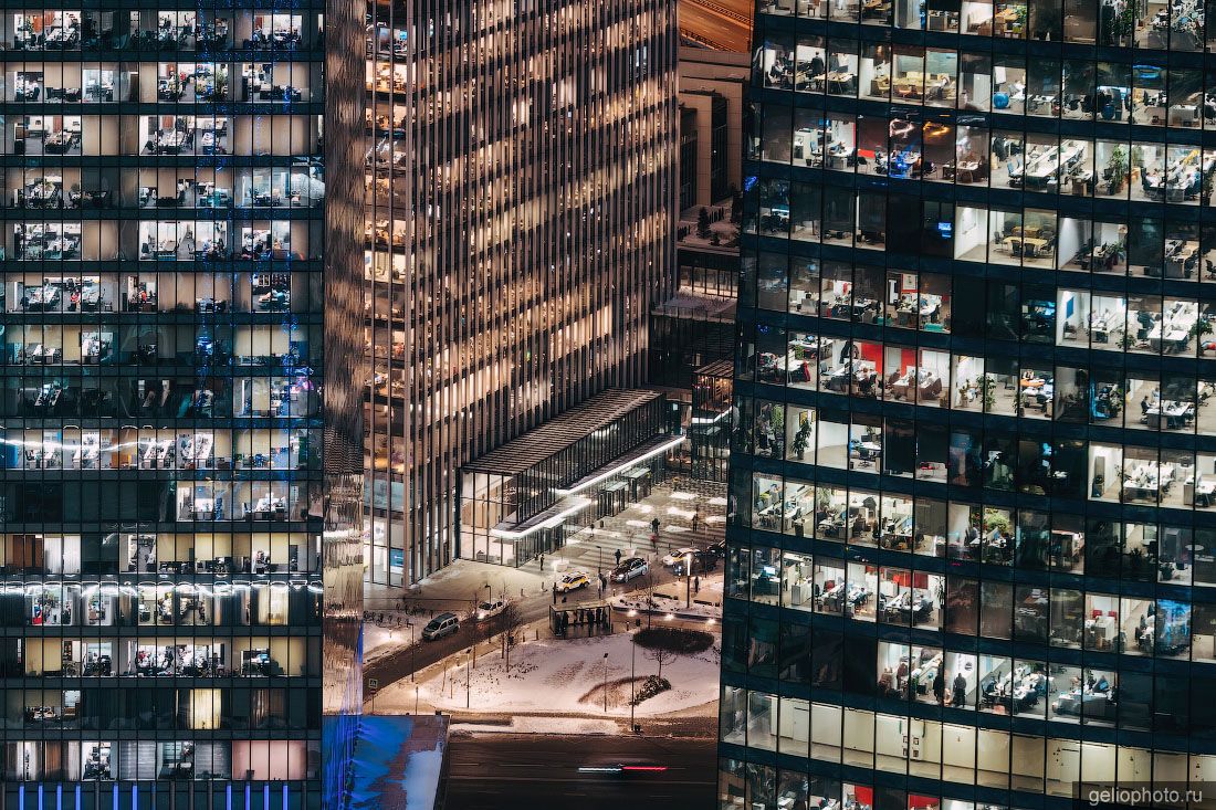 Бизнес-центры Москва-Сити вечером фото