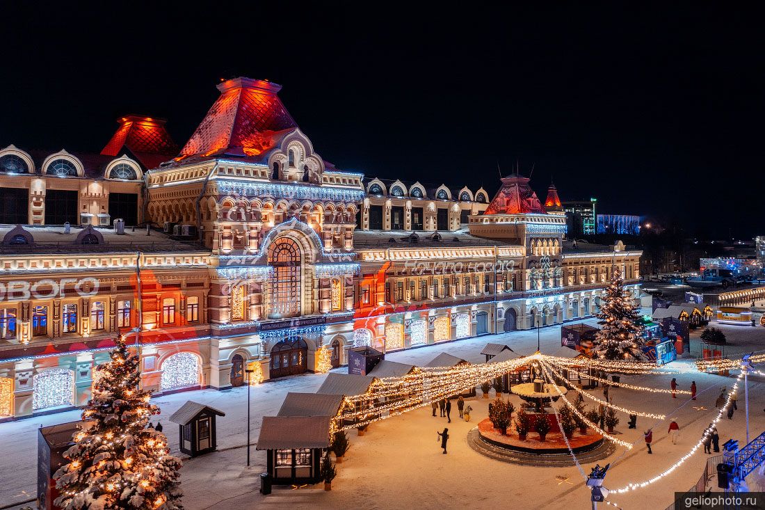 Дом Нижегородской ярмарки ночью фото