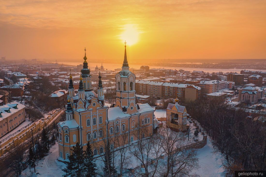 Воскресенская церковь в Томске на закате фото