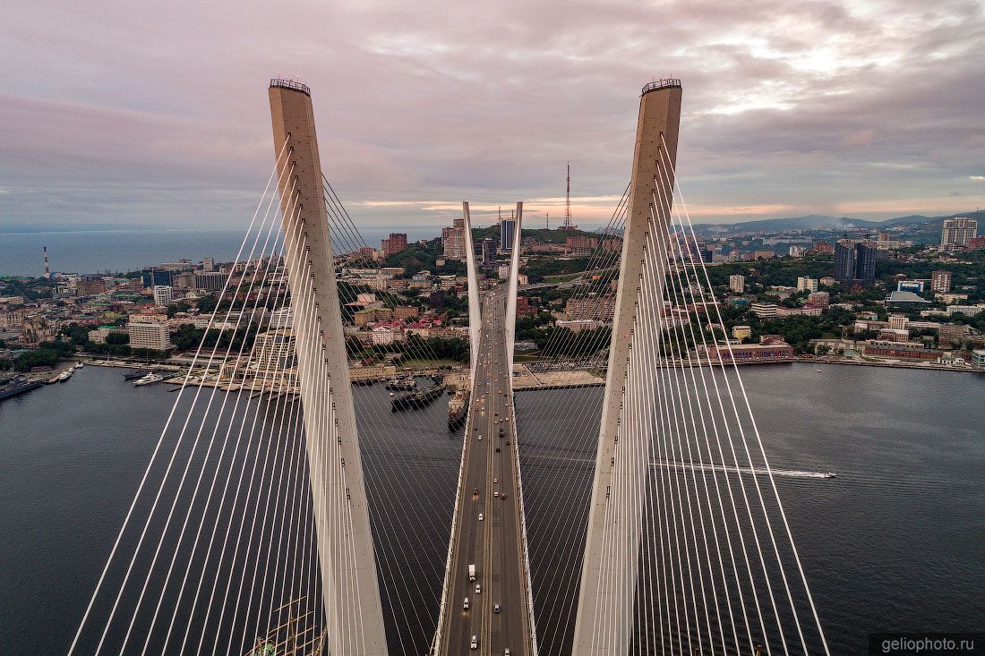 Пилоны Золотого моста во Владивостоке фото
