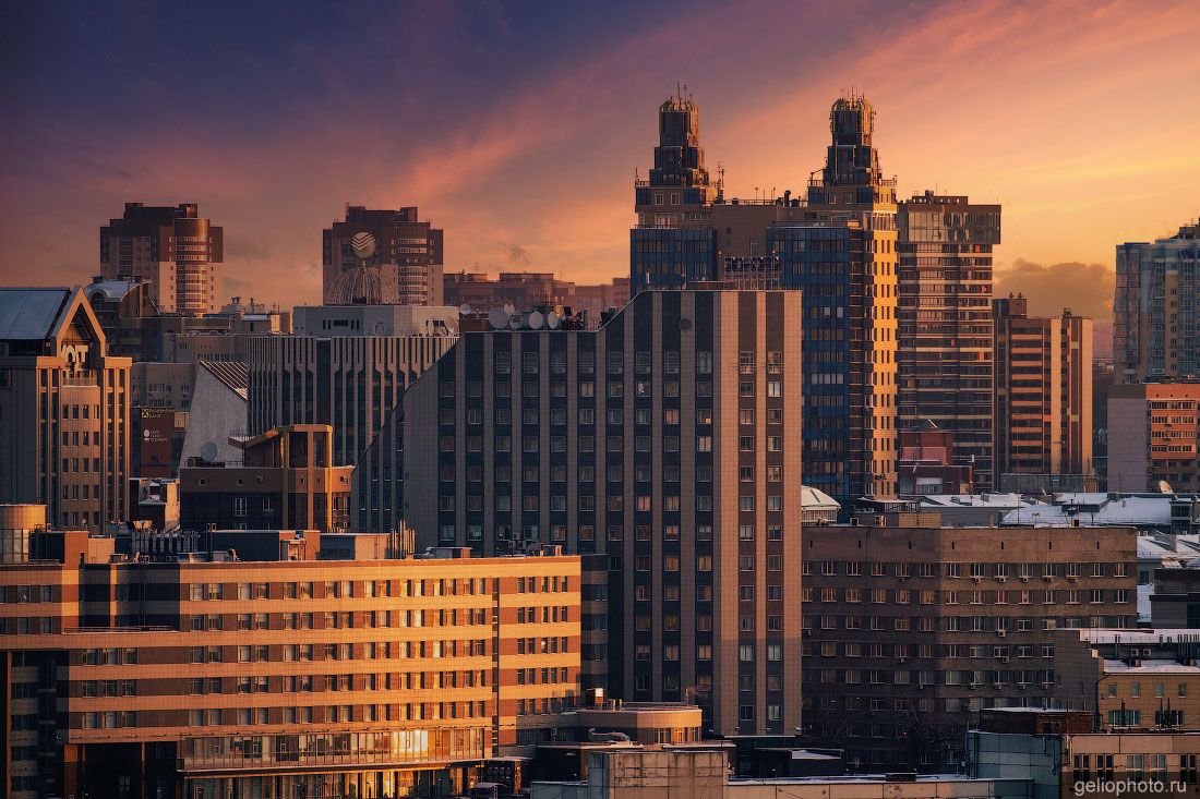 Бизнес-центр Кронос в Новосибирске на закате фото