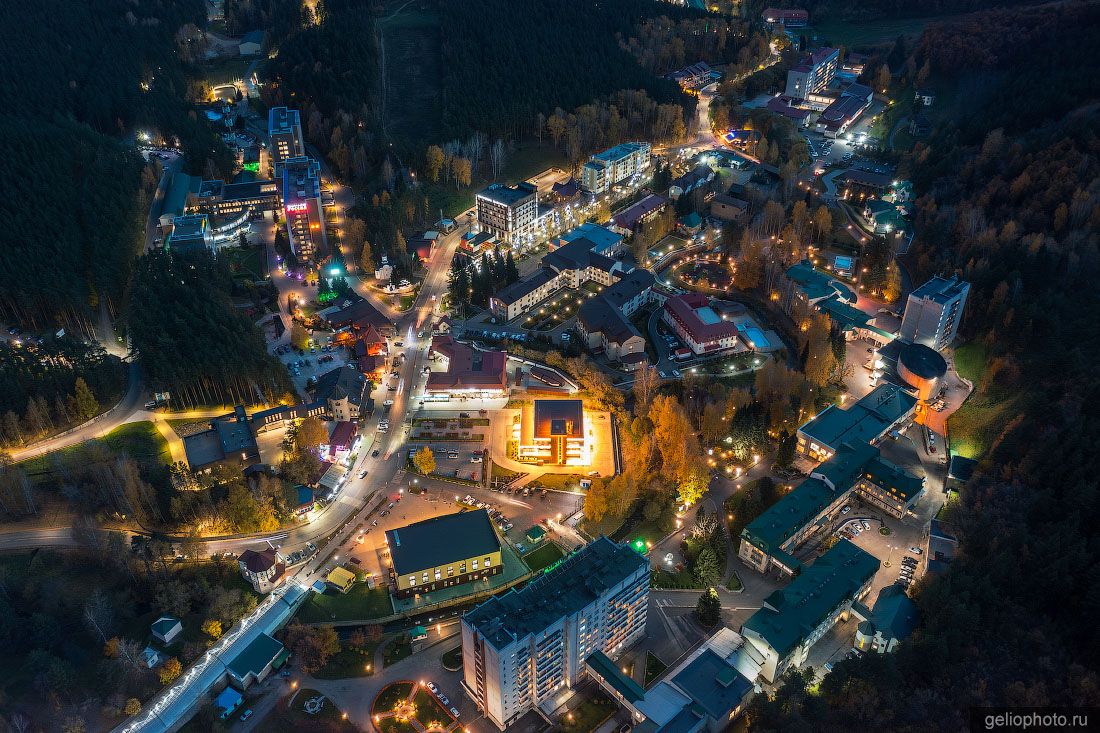 Центральная санаторно-курортная зона в Белокурихе вечером фото
