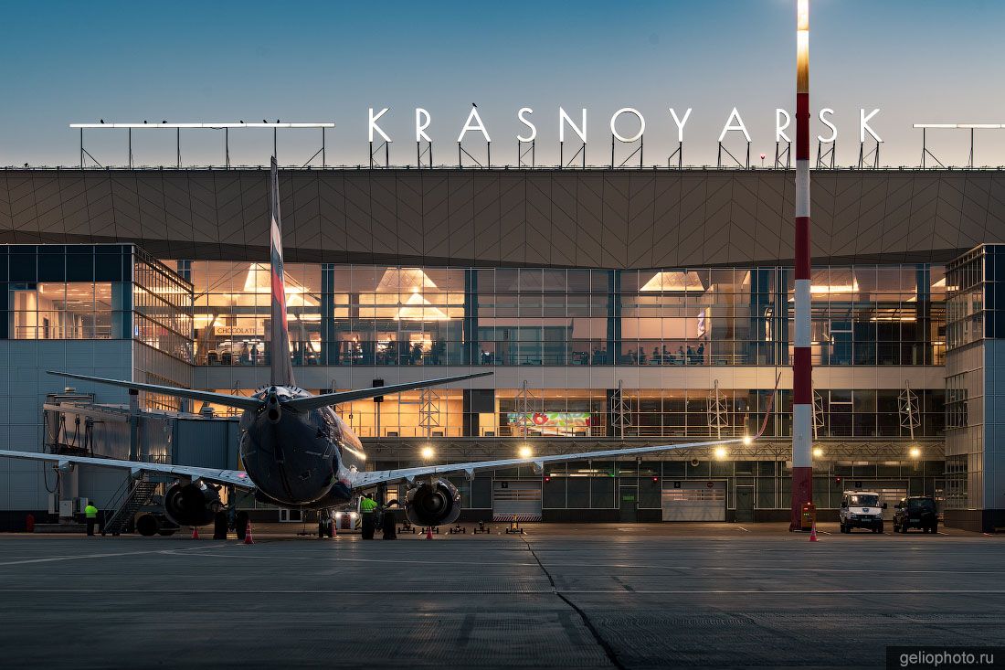 Самолёт Аэрофлота на перроне аэропорта Красноярск фото
