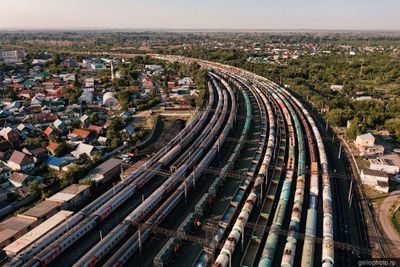 Поезда на ЖД вокзале Оренбурга фото