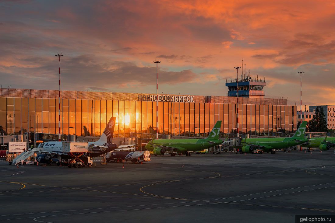 Новый терминал Толмачёво в Новосибирске на закате фото