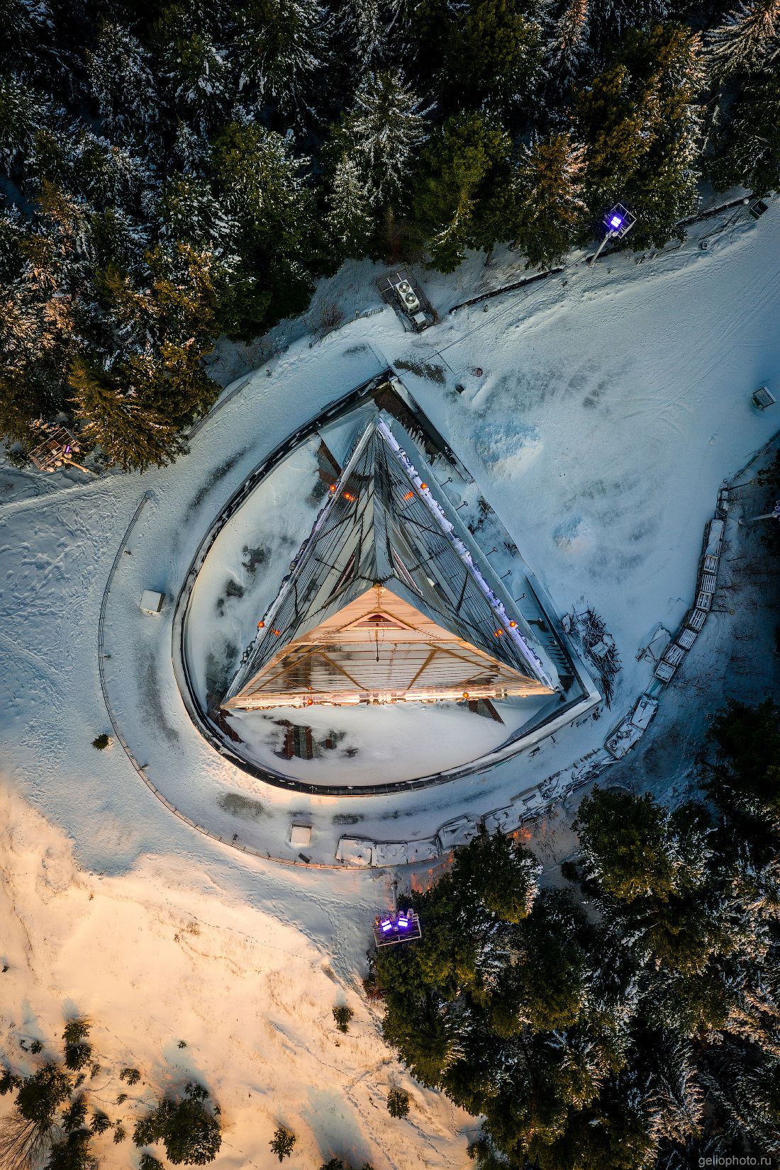 Памятник Первооткрывателям Земли Югорской фото