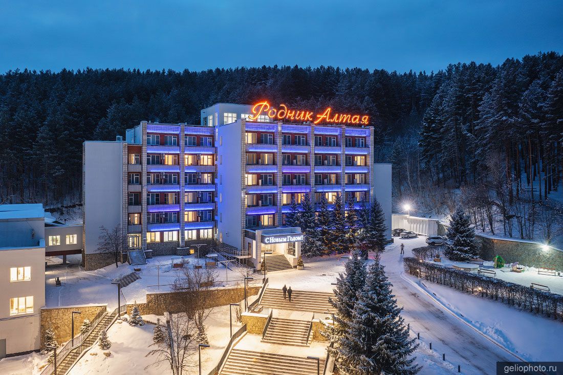 Санаторий Родник Алтая в Белокурихе вечером фото