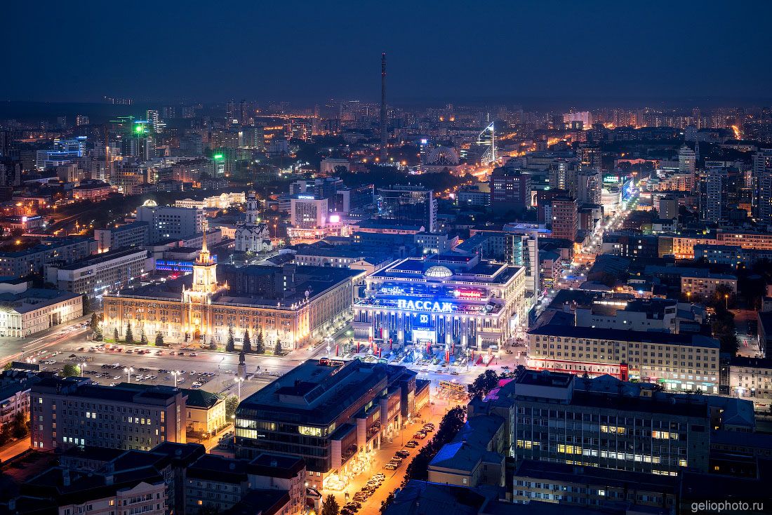 Центр Екатеринбурга ночью фото