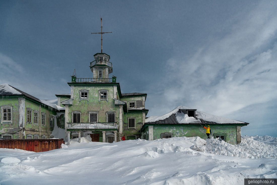 Заброшенное управление Морпорта на Диксоне зимой фото