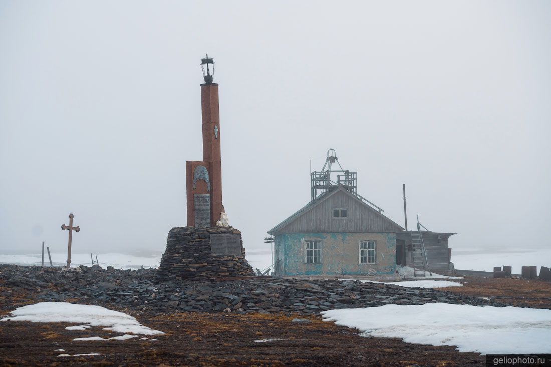 Памятник первооткрывателям на мысе Челюскин фото