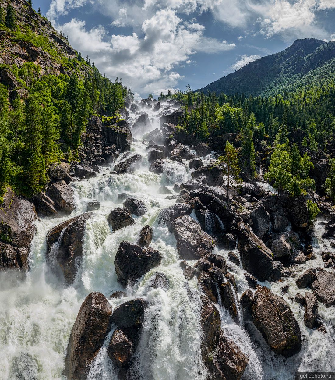Большой Чульчинский водопад в Горном Алтае летом фото