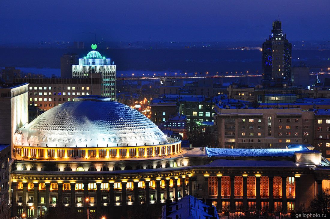 Опервый театр в Новосибирске ночью фото