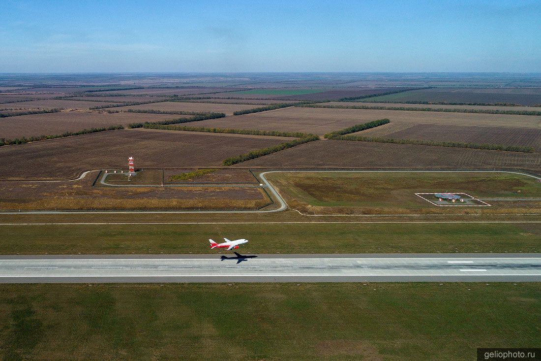 Самолёт на взлёте из аэропорта Платов в Ростове-на-Дону фото