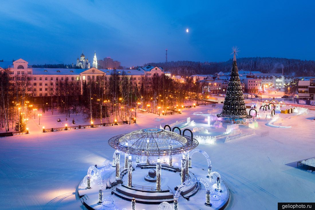 Центральная площадь Ханты-Мансийска зимой фото