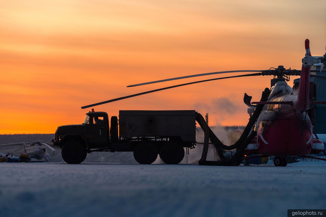 Заправка вертолёта Ми-8 на закате фото