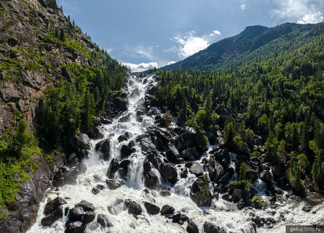 Летящий водопад Алтайского заповедника летом фото