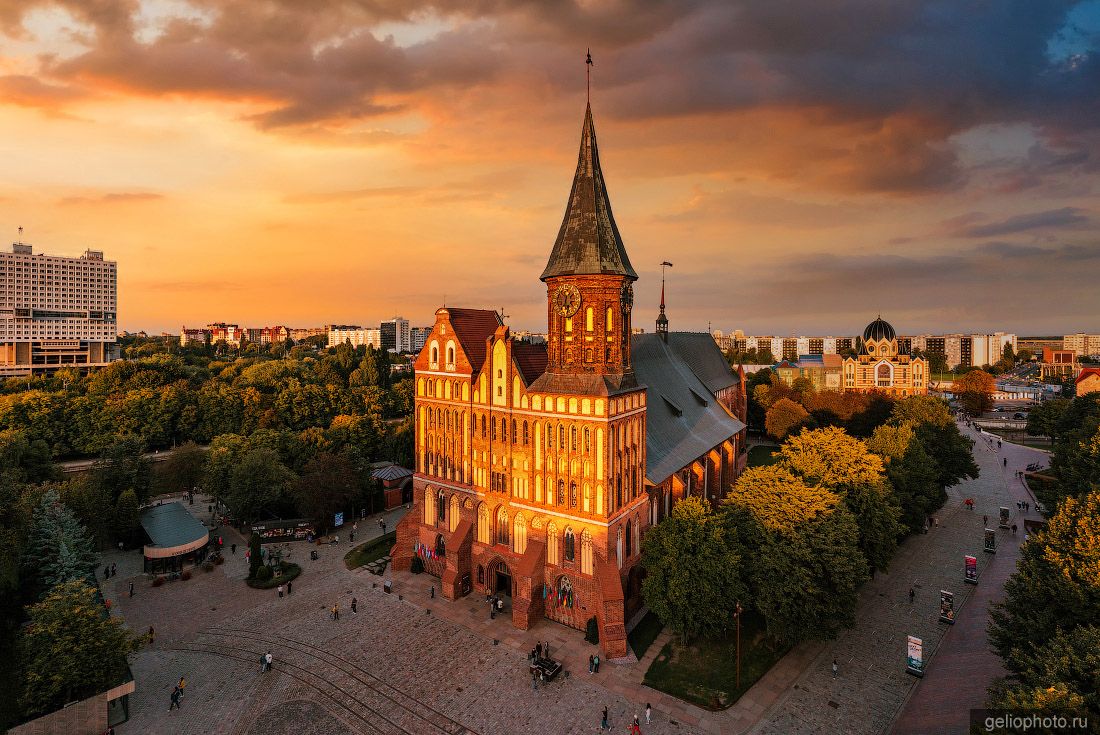 Калининградский кафедральный собор на закате фото