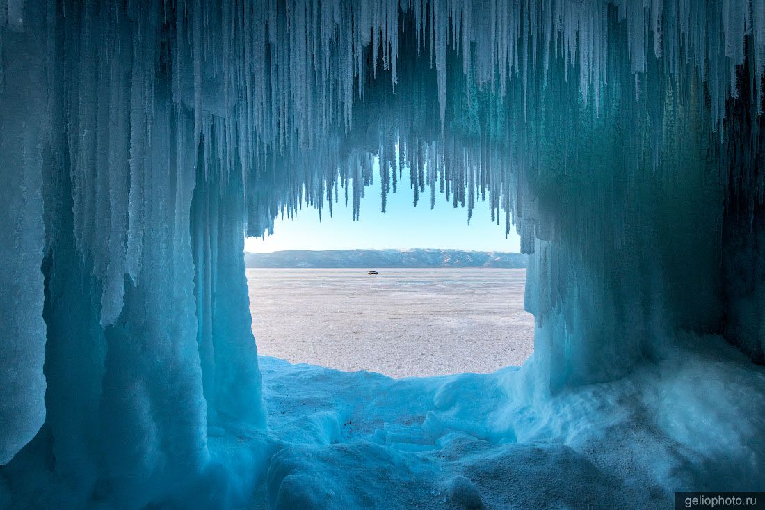 Ледяной грот на Байкале фото