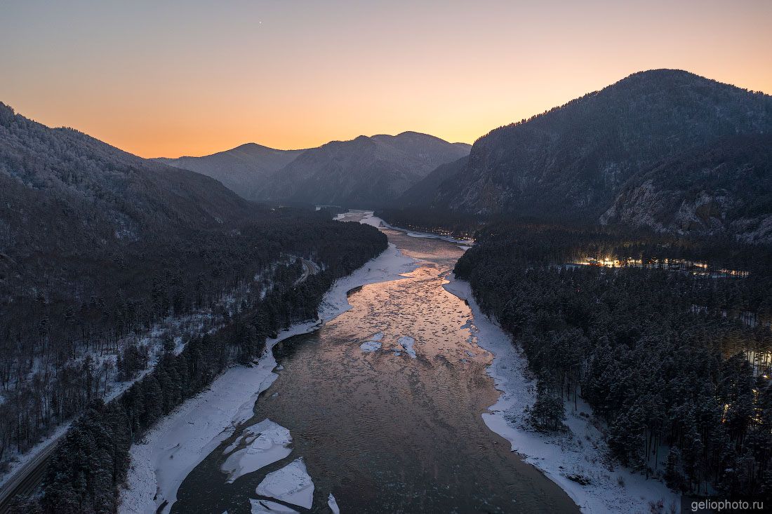 Река Катунь на Алтае с высоты зимой фото