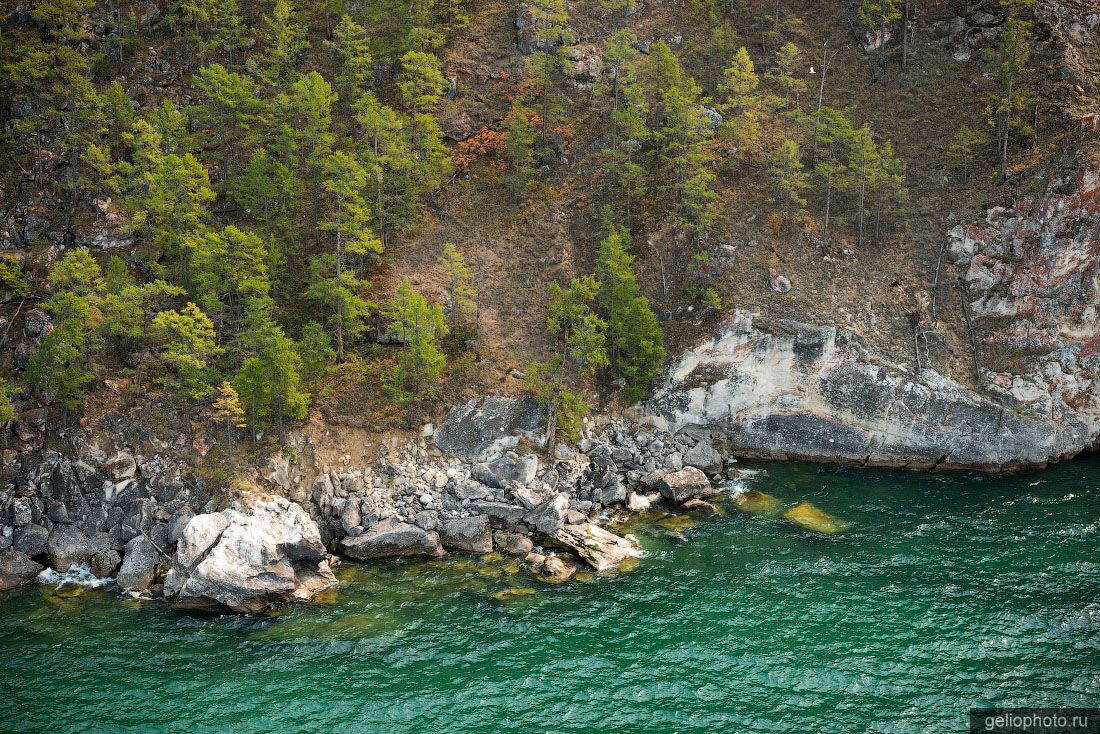 Берег острова Ольхон на Байкале фото