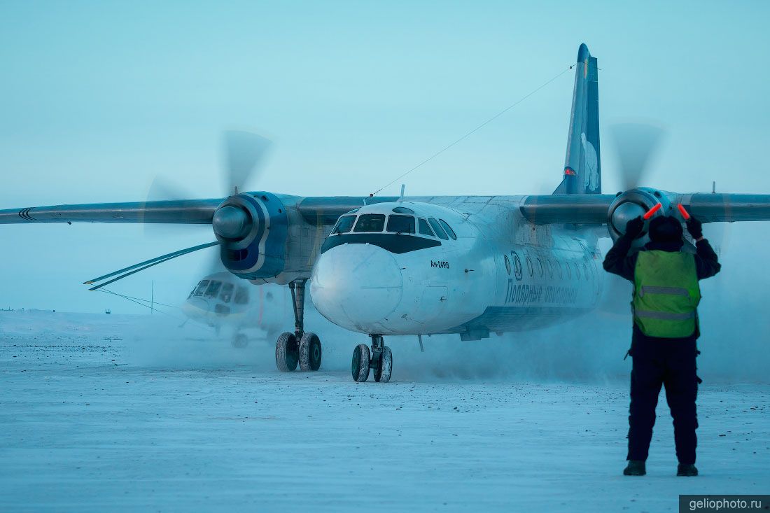 Установка самолёта на стоянку в аэропорту Тикси зимой фото