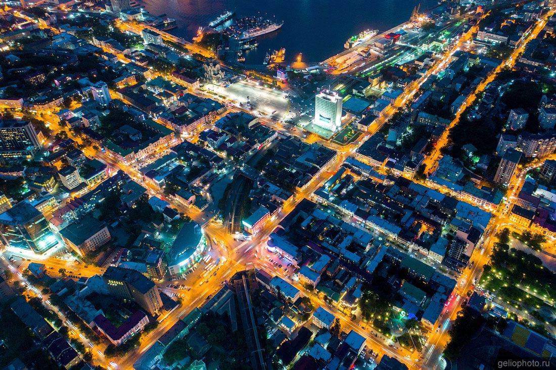 Центр ночного Владивостока с высоты фото