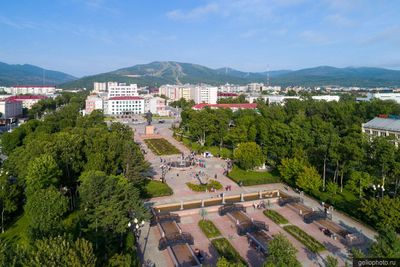 Площадь Ленина в Южно-Сахалинске летом фото