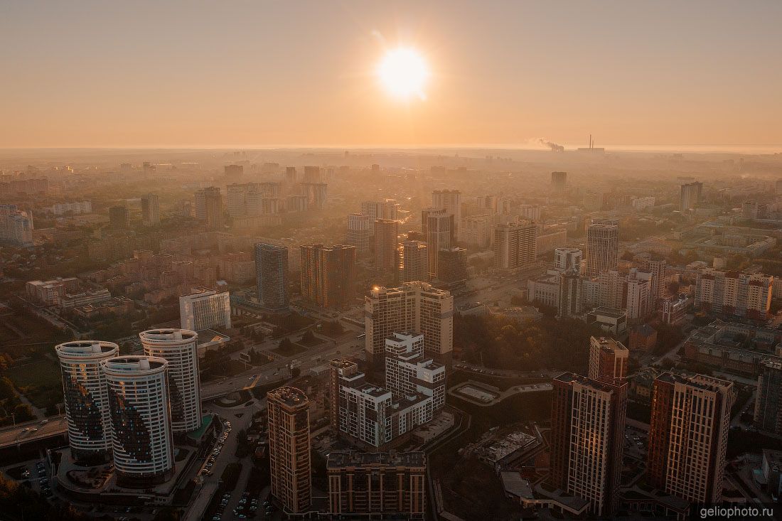 Метро Октябрьская в Новосибирске на закате фото