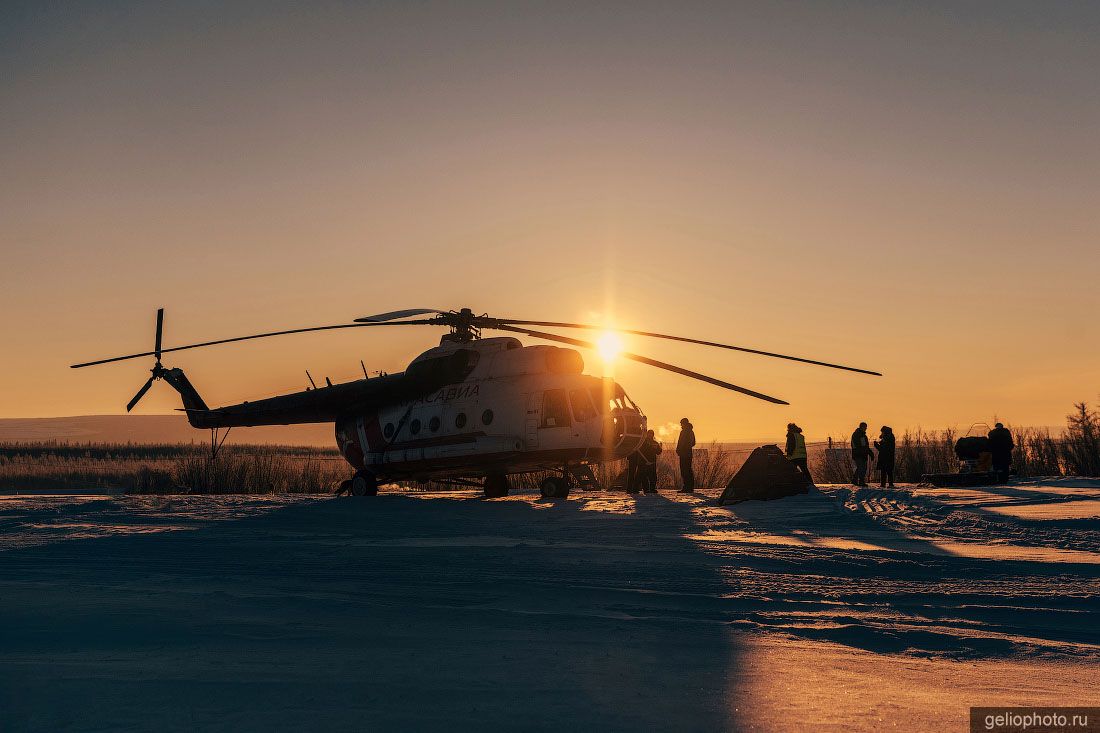 Вертолёт Ми-8 авиакомпании КрасАвиа на закате фото