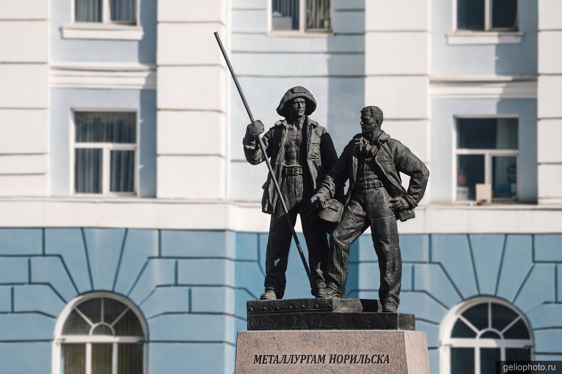 Памятник металлургам Норильска фото