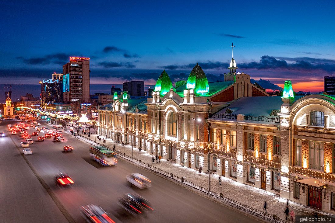 Новосибирский краеведческий музей вечером фото