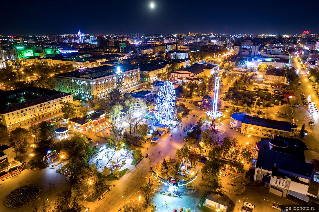 Цветной бульвар в Тюмени ночью фото
