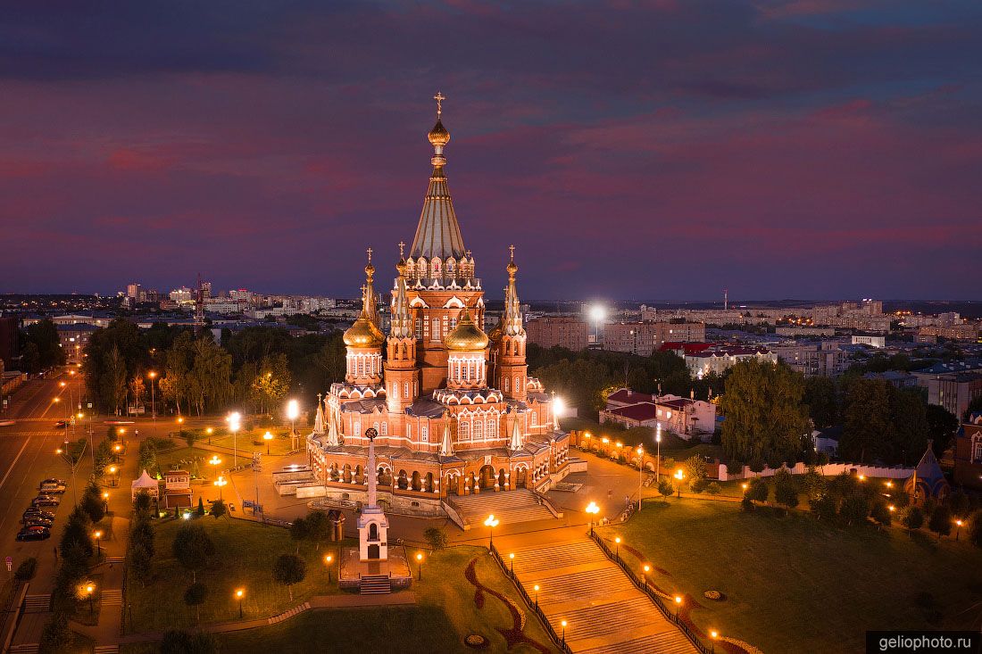 Михаило-Архангельский собор в Ижевске вечером фото