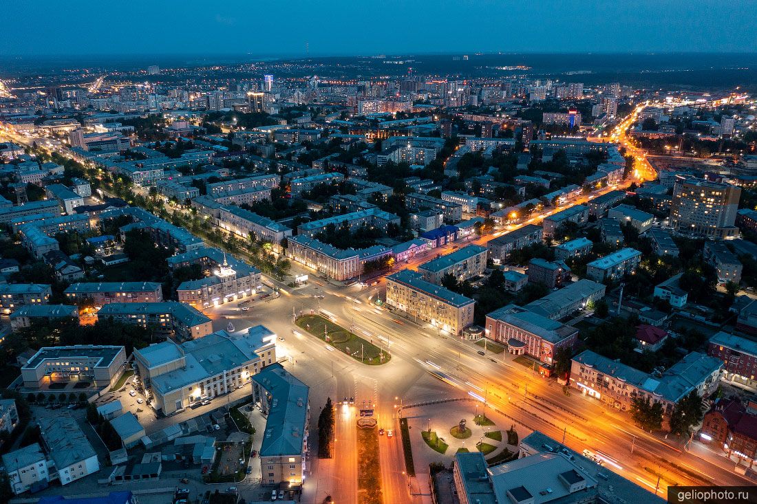 Площадь Октября в Барнауле вечером фото