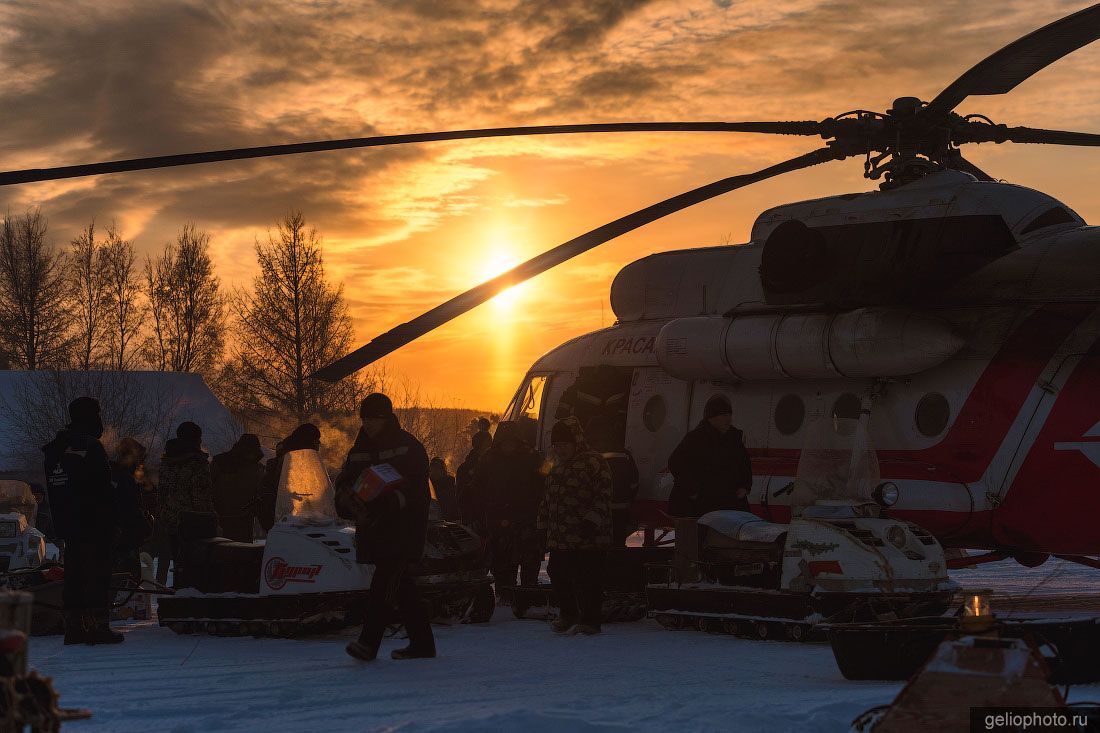 Выгрузка из вертолёта Ми-8 авиакомпании КрасАвиа фото