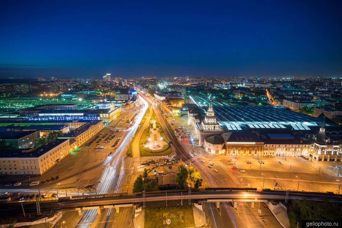 Комсомольская площадь в Москве вечером фото