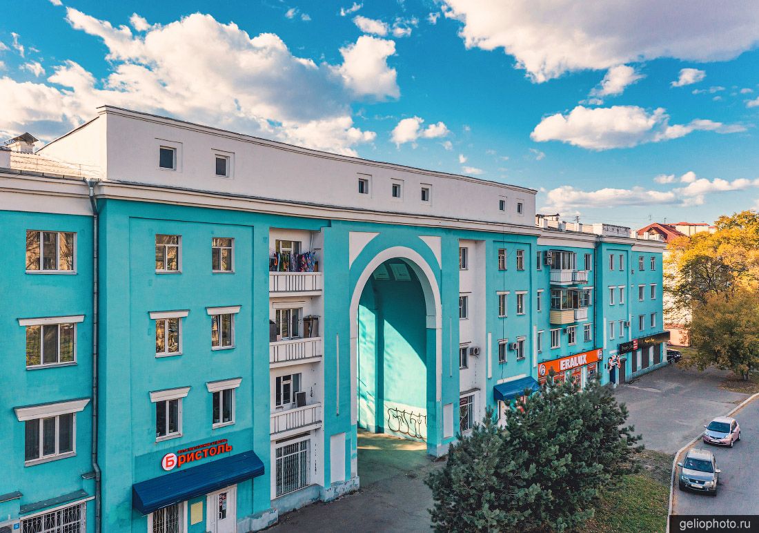 Жилой дом с аркой на улице Кирова в Комсомольске-на-Амуре фото