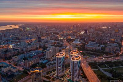 Центр Новосибирска на закате фото