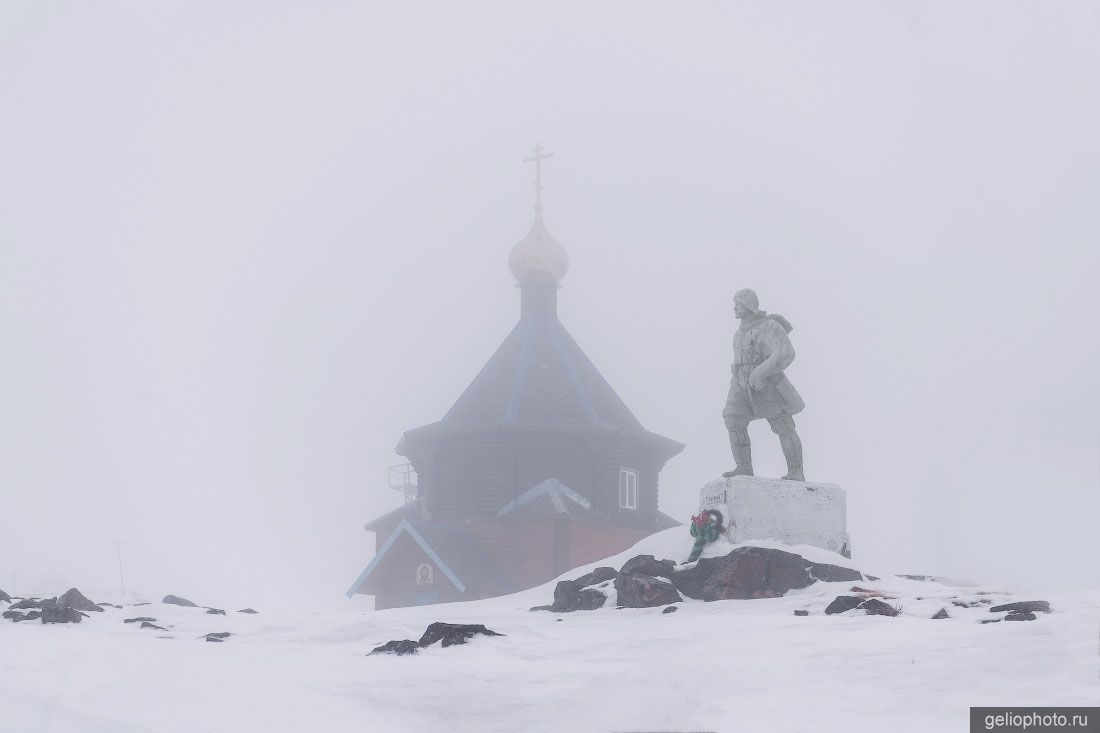 Памятник Бегичеву в Диксоне в зимней дымке фото
