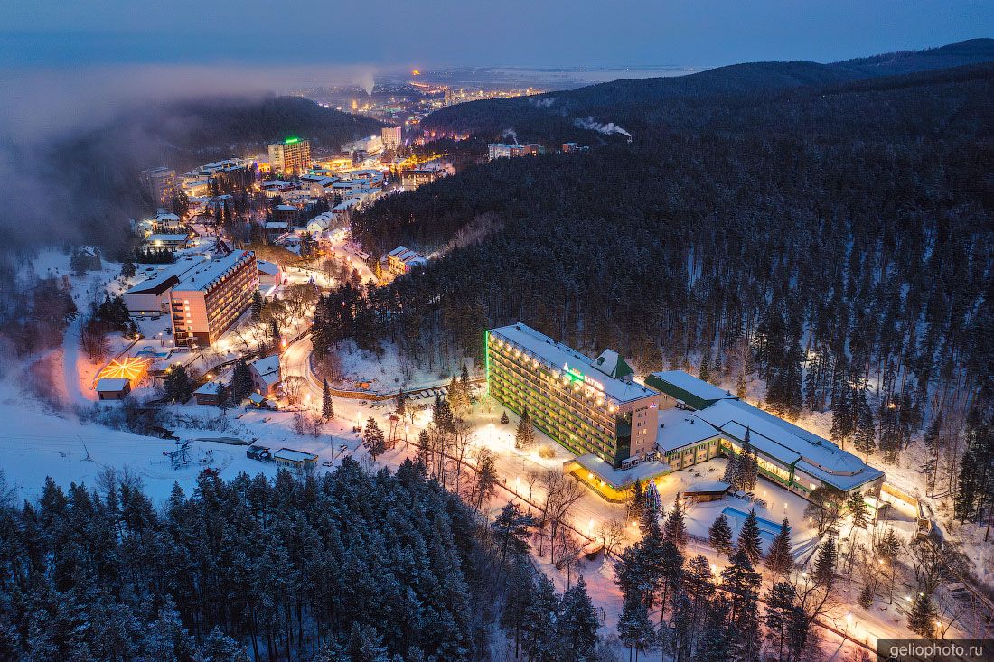 Зимний курорт Белокуриха на Алтае вечером фото