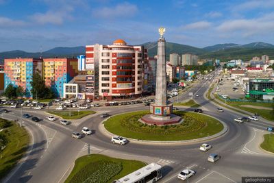 Стела на улице Ленина в Южно-Сахалинске фото