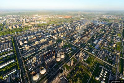 Завод Нижнекамскнефтехим с высоты фото