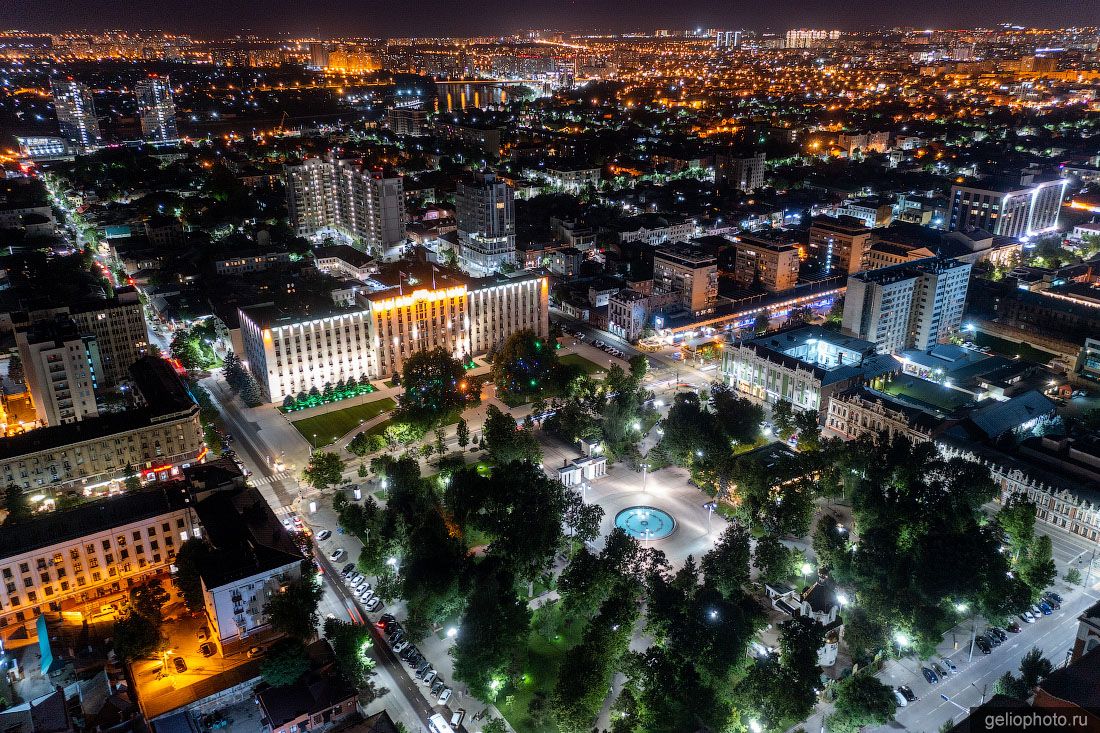 Сквер Жукова в Краснодаре с высоты вечером фото