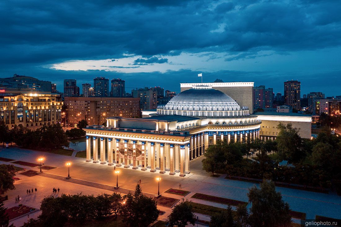 Театр оперы и балета в Новосибирске вечером фото