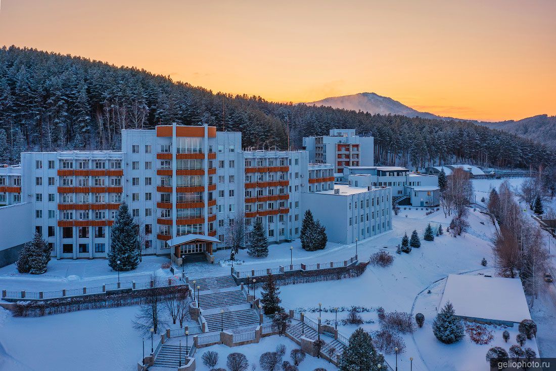 Санаторий Родник Алтая в Белокурихе зимой фото