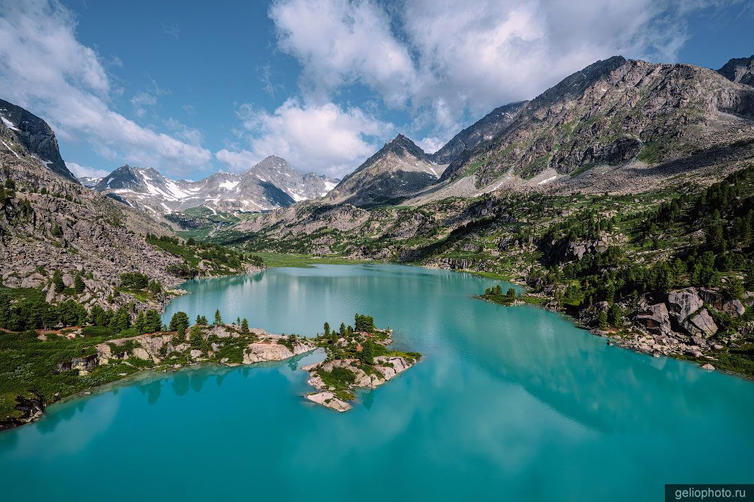 Каменистый мыс на озере Дарашколь фото