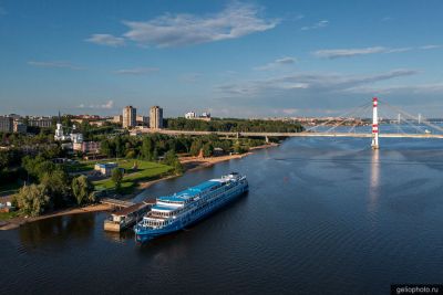 Круизный теплоход на реке Шексне в Череповце фото