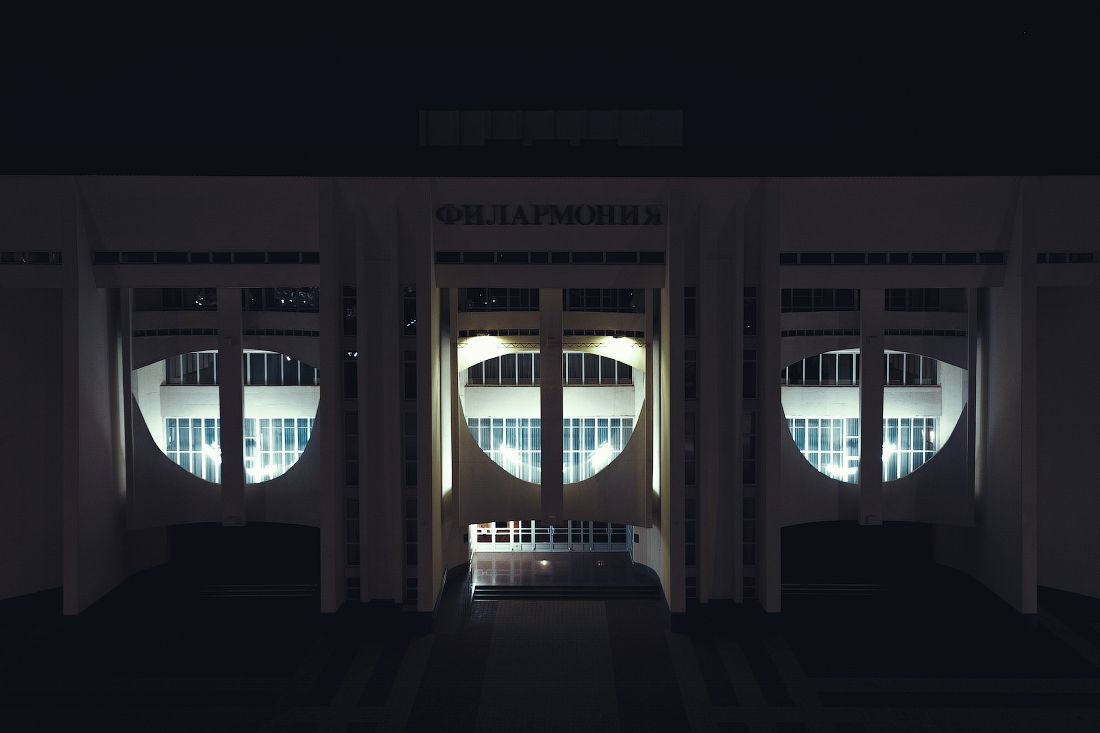 Филармония Республики Адыгея ночью в Майкопе фото